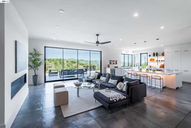 42 Charles Hill Cir, Orinda, CA 94563