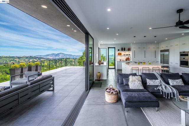 42 Charles Hill Cir, Orinda, CA 94563