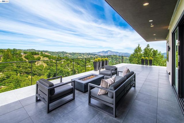 42 Charles Hill Cir, Orinda, CA 94563