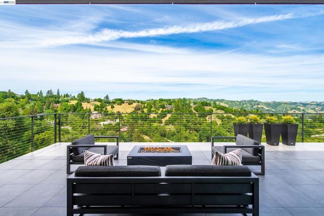 42 Charles Hill Cir, Orinda, CA 94563