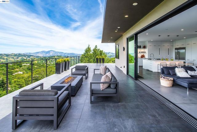 42 Charles Hill Cir, Orinda, CA 94563