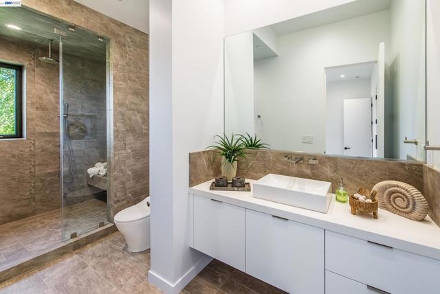 42 Charles Hill Cir, Orinda, CA 94563