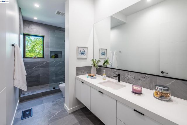 42 Charles Hill Cir, Orinda, CA 94563