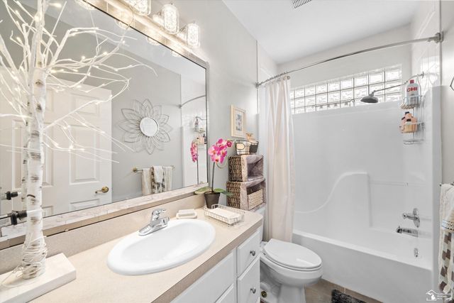 8424 Eagle Pointe Drive, Newport, MI 48166
