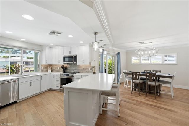 1590 Sandpiper ST, Naples, FL 34102