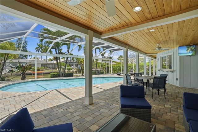 1590 Sandpiper ST, Naples, FL 34102