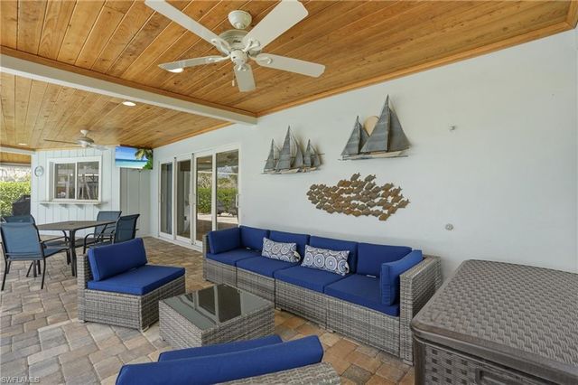 1590 Sandpiper ST, Naples, FL 34102