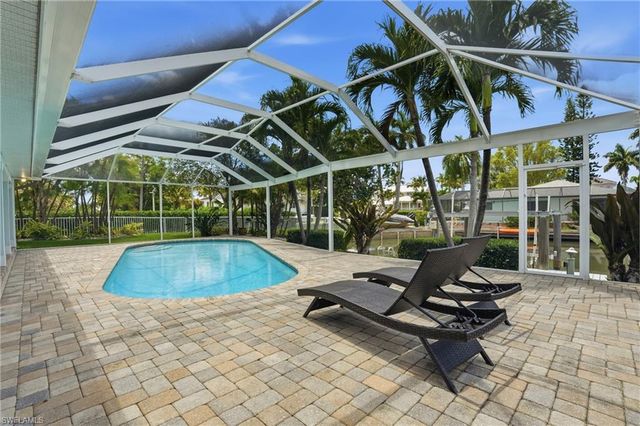 1590 Sandpiper ST, Naples, FL 34102