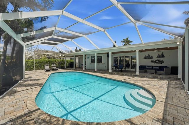 1590 Sandpiper ST, Naples, FL 34102