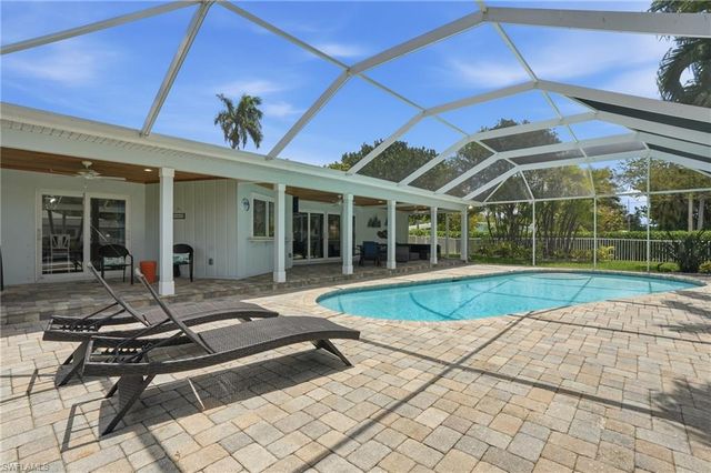 1590 Sandpiper ST, Naples, FL 34102