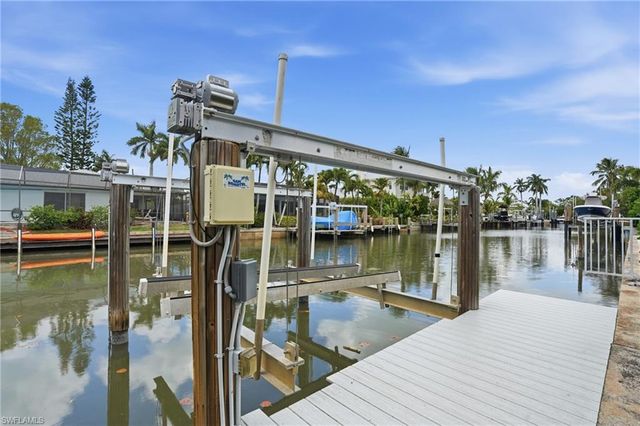 1590 Sandpiper ST, Naples, FL 34102