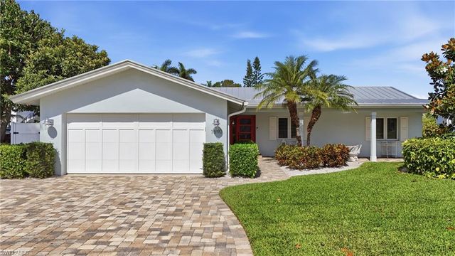 1590 Sandpiper ST, Naples, FL 34102