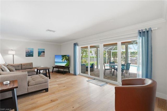1590 Sandpiper ST, Naples, FL 34102