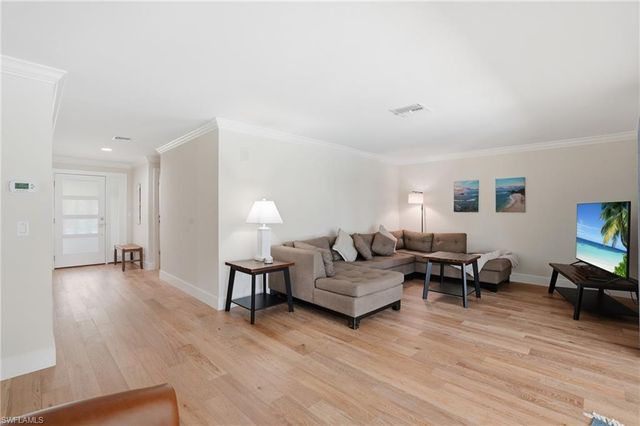 1590 Sandpiper ST, Naples, FL 34102