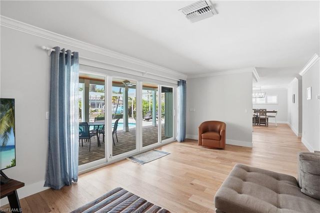 1590 Sandpiper ST, Naples, FL 34102