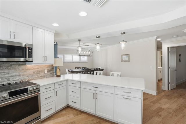 1590 Sandpiper ST, Naples, FL 34102