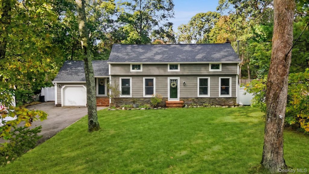 85 Shannon Boulevard, Yaphank, NY 11980