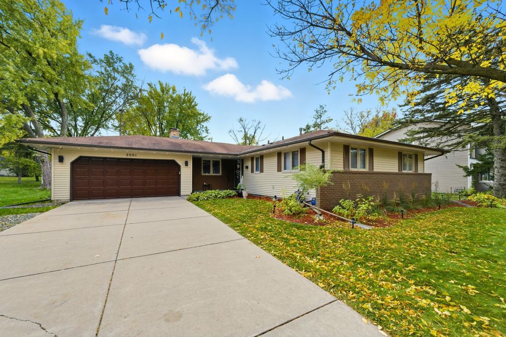 2001 Woods Lane, Burnsville, MN 55337