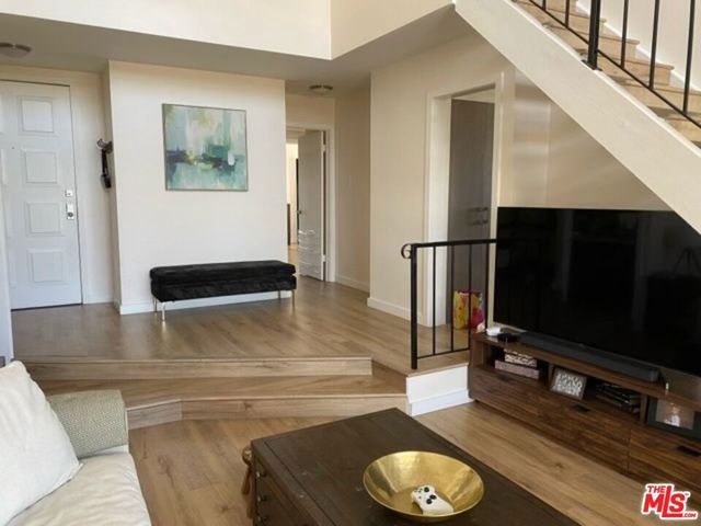 221 S Gale Drive 406, Beverly Hills, CA 90211