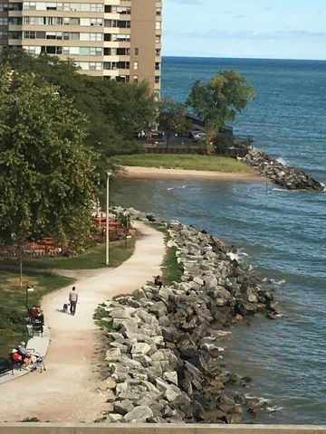 6157 N Sheridan Road 18E, Chicago, IL 60660