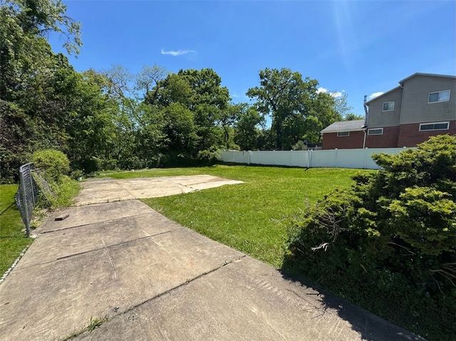 3301 Valewood Dr, Munhall, PA 15120