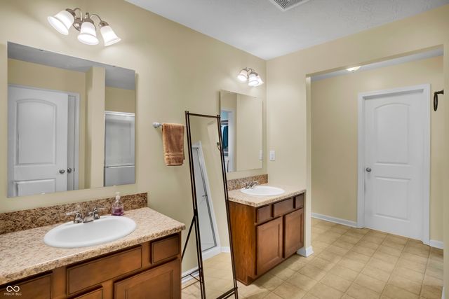 1975 Lakecrest Drive, Columbus, IN 47201
