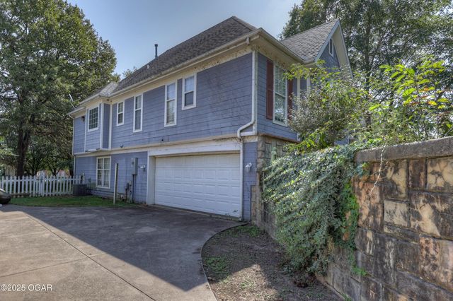 825 Colonial Drive, Webb City, MO 64870