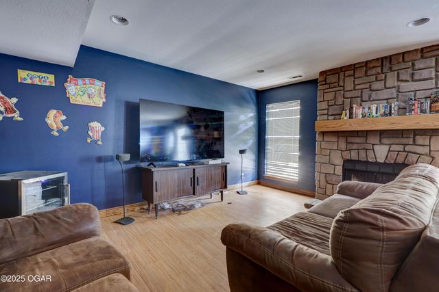 825 Colonial Drive, Webb City, MO 64870