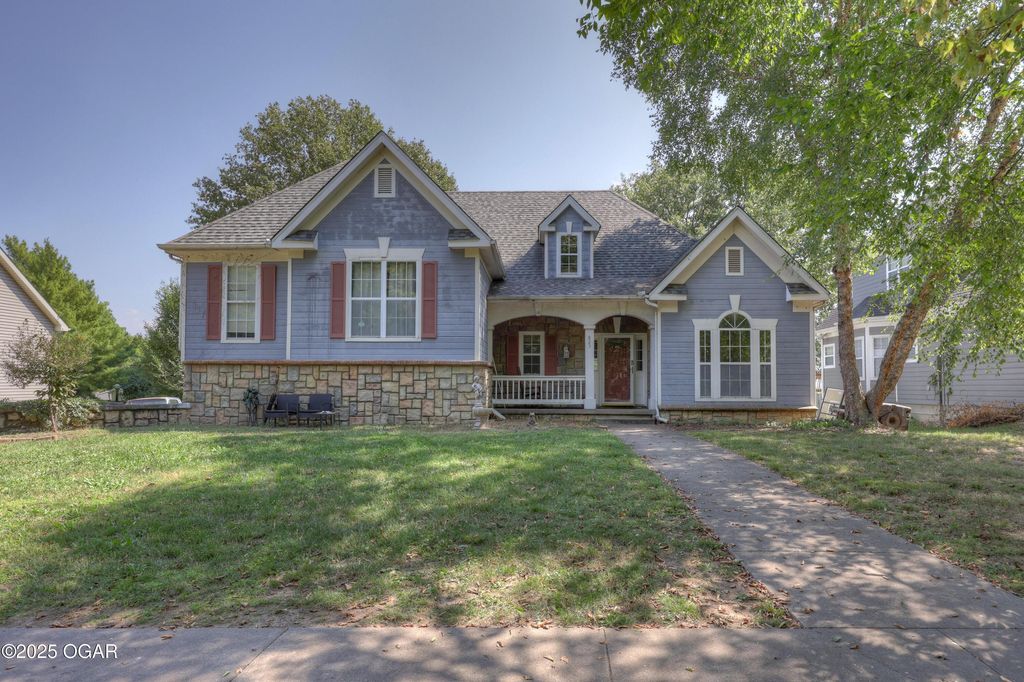 825 Colonial Drive, Webb City, MO 64870