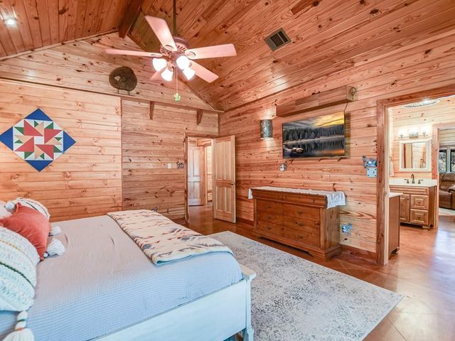 254 MIDDLETON RD, Spicewood, TX 78669