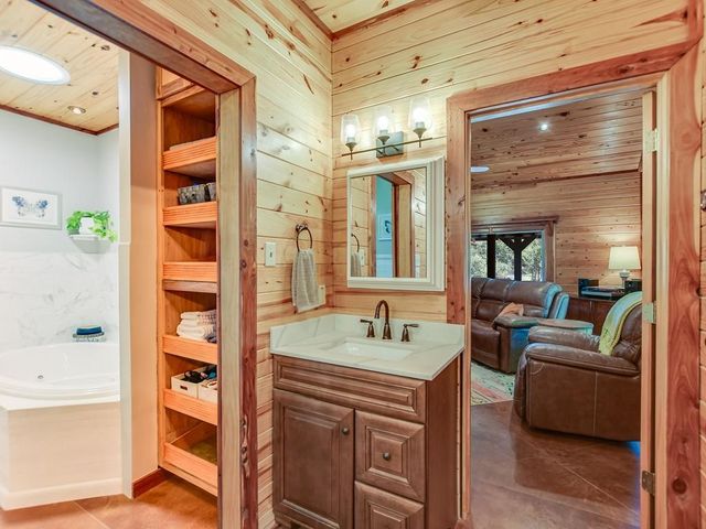 254 MIDDLETON RD, Spicewood, TX 78669
