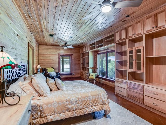 254 MIDDLETON RD, Spicewood, TX 78669