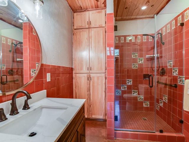 254 MIDDLETON RD, Spicewood, TX 78669