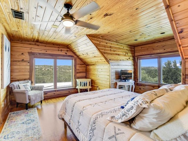 254 MIDDLETON RD, Spicewood, TX 78669