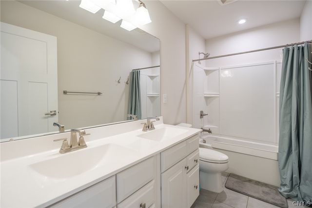 5547 Rolling Meadows, Camillus, NY 13031