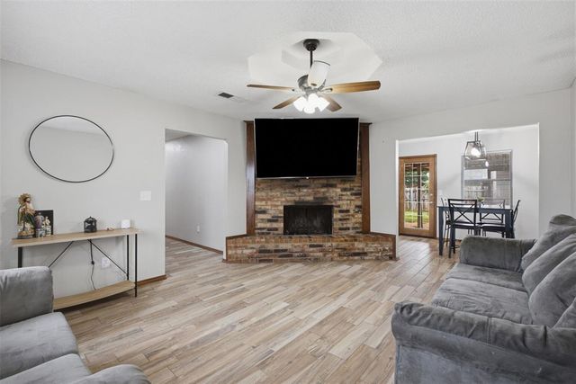 221 W Strasburg Way, Mustang, OK 73064