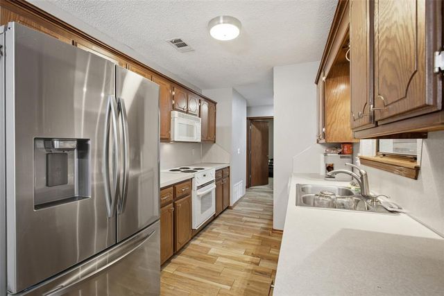 221 W Strasburg Way, Mustang, OK 73064