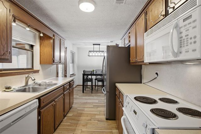 221 W Strasburg Way, Mustang, OK 73064