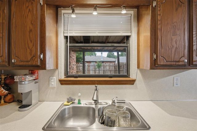 221 W Strasburg Way, Mustang, OK 73064