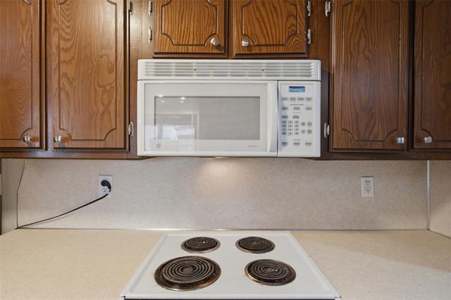 221 W Strasburg Way, Mustang, OK 73064