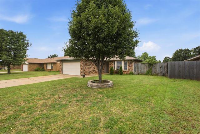 221 W Strasburg Way, Mustang, OK 73064