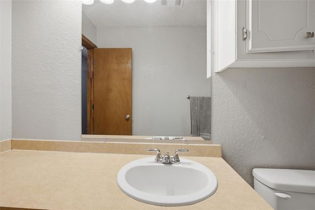 221 W Strasburg Way, Mustang, OK 73064