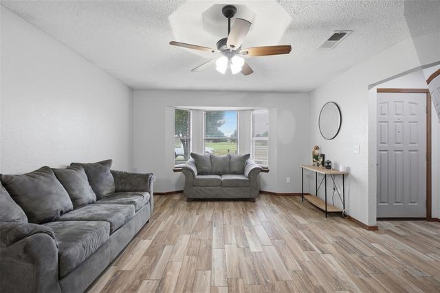 221 W Strasburg Way, Mustang, OK 73064