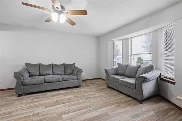 221 W Strasburg Way, Mustang, OK 73064