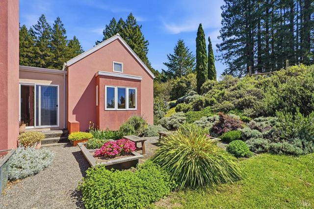 2045 Muniz Ranch Rd, Jenner, CA 95450