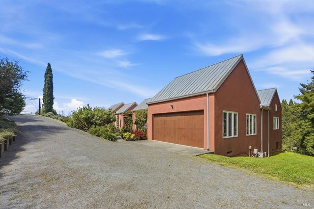 2045 Muniz Ranch Rd, Jenner, CA 95450