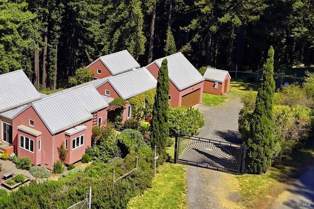 2045 Muniz Ranch Rd, Jenner, CA 95450