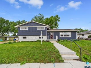 105 S Elm St Street, Lennox, SD 57039