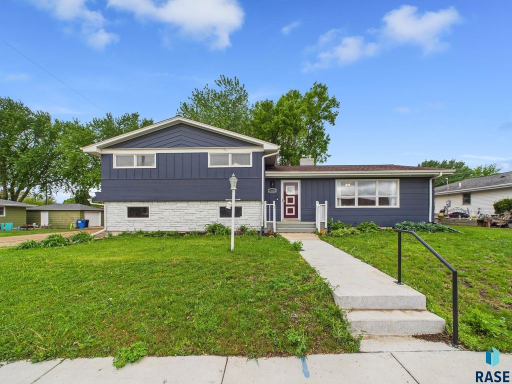 105 S Elm St Street, Lennox, SD 57039