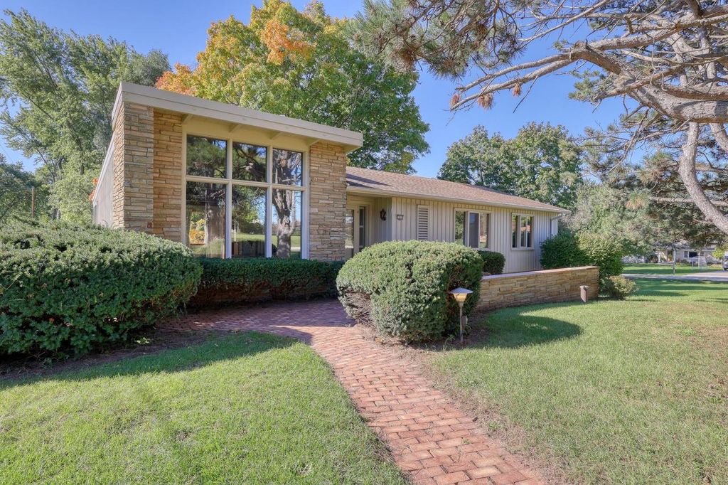 12555 Laurel LANE, Elm Grove, WI 53122